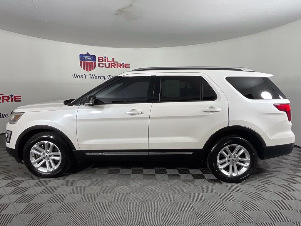 2017 White Platinum Clearcoat Metallic Ford Explorer XLT FWD SUV