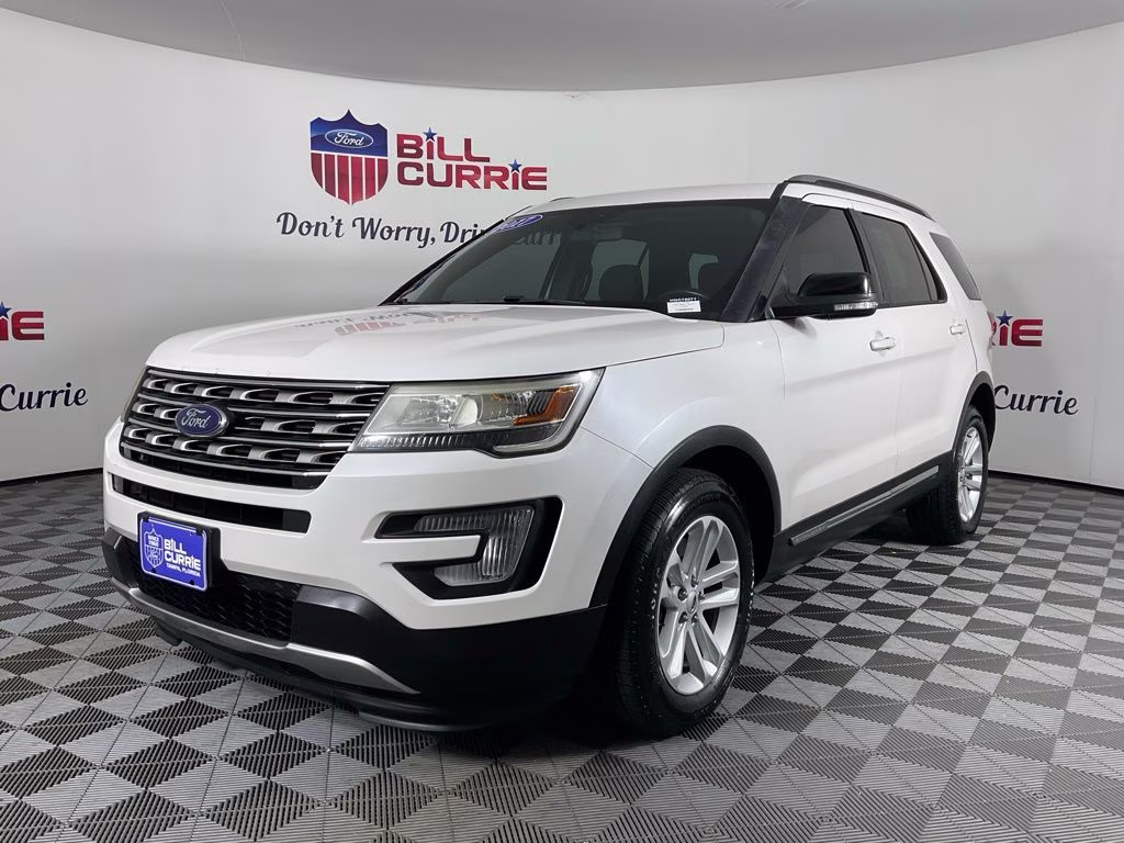 2017 White Platinum Clearcoat Metallic Ford Explorer XLT FWD SUV