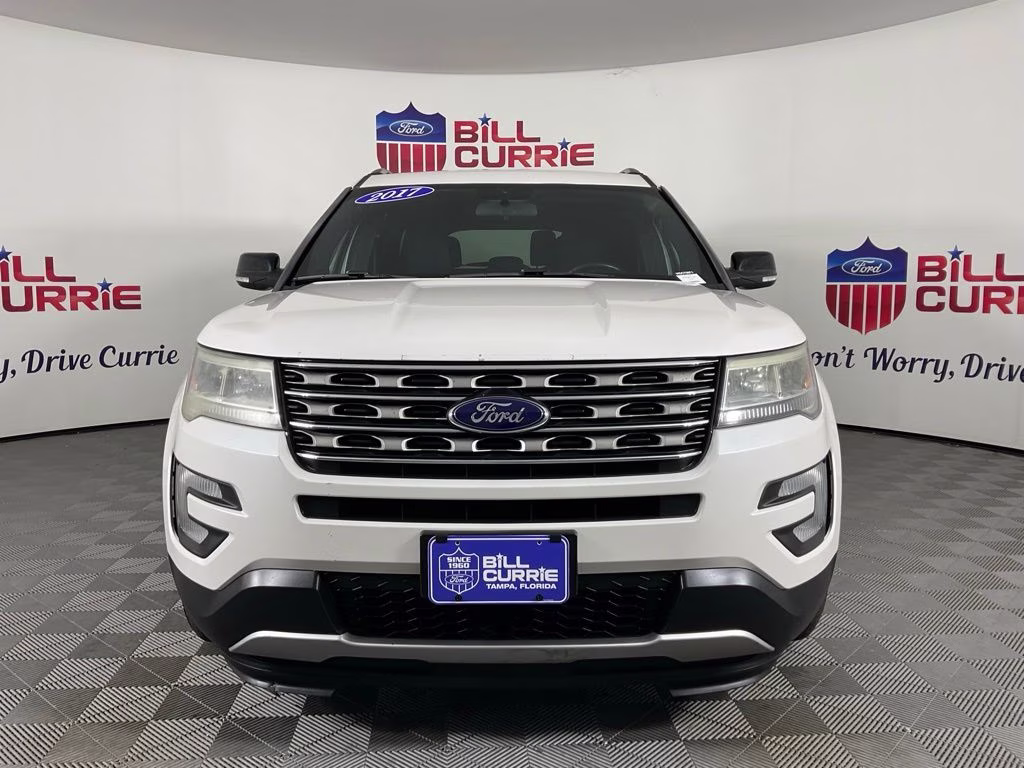2017 White Platinum Clearcoat Metallic Ford Explorer XLT FWD SUV
