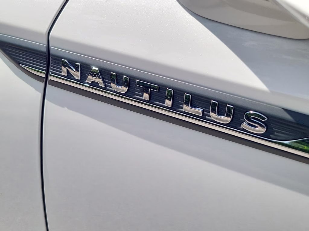 2022 Pristine White Metallic Tri-Coat Lincoln Nautilus Reserve FWD SUV