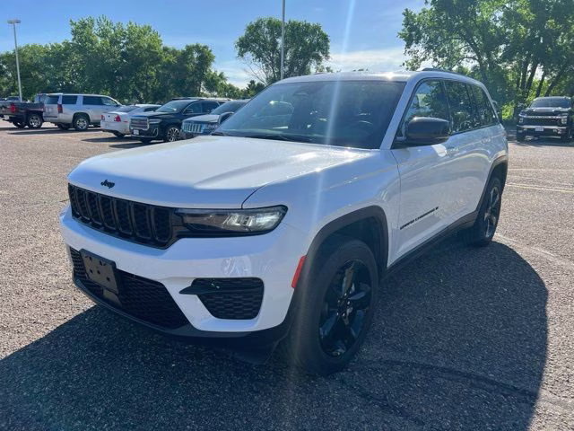 2022 Bright White Clearcoat Jeep Grand Cherokee Altitude 4X4 SUV