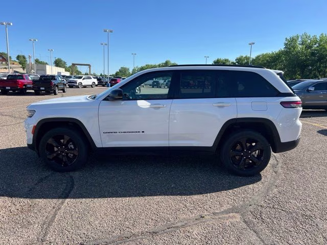 2022 Bright White Clearcoat Jeep Grand Cherokee Altitude 4X4 SUV