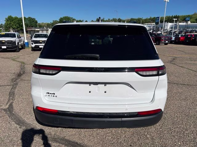 2022 Bright White Clearcoat Jeep Grand Cherokee Altitude 4X4 SUV