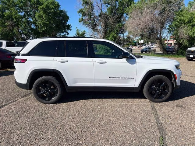 2022 Bright White Clearcoat Jeep Grand Cherokee Altitude 4X4 SUV