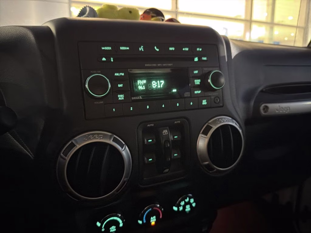 2018 Bright White Clearcoat Jeep Wrangler JK Unlimited Sahara 4X4 SUV