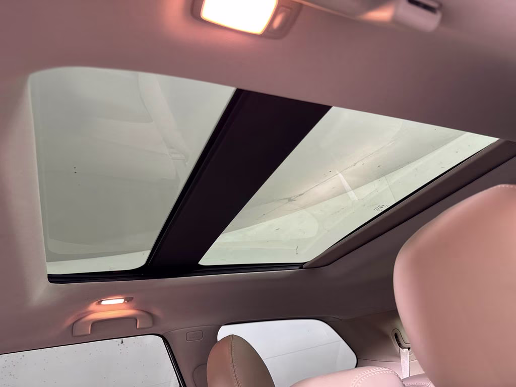 2018 Pearl White Nissan Pathfinder Platinum FWD SUV
