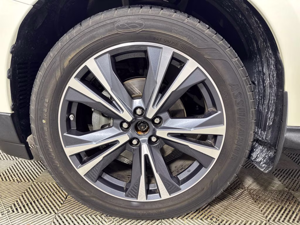 2018 Pearl White Nissan Pathfinder Platinum FWD SUV