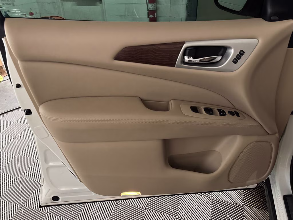 2018 Pearl White Nissan Pathfinder Platinum FWD SUV