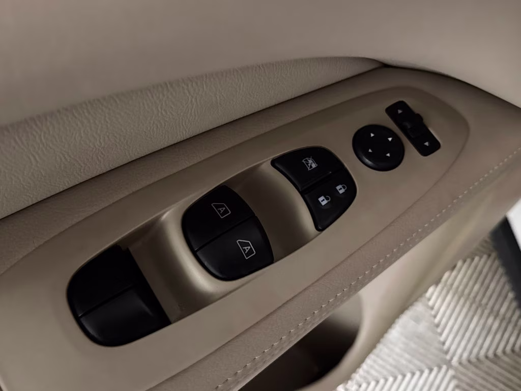 2018 Pearl White Nissan Pathfinder Platinum FWD SUV