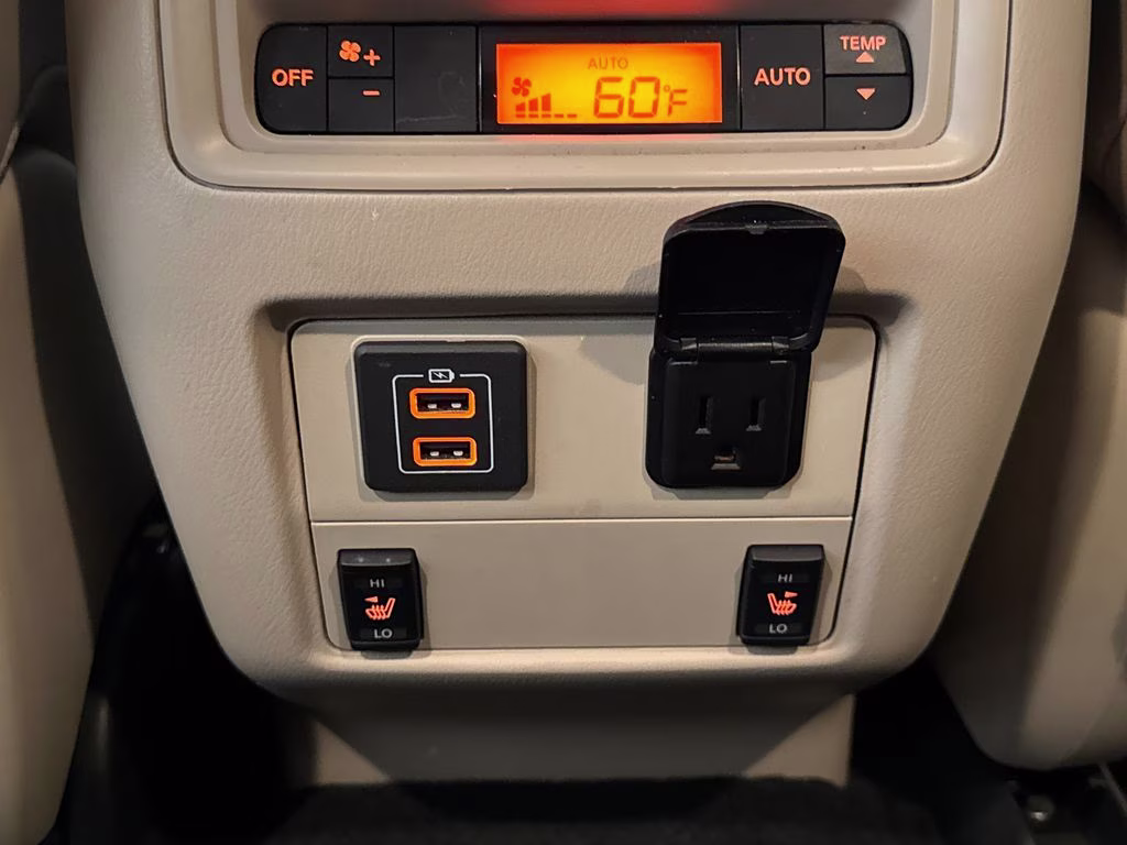 2018 Pearl White Nissan Pathfinder Platinum FWD SUV