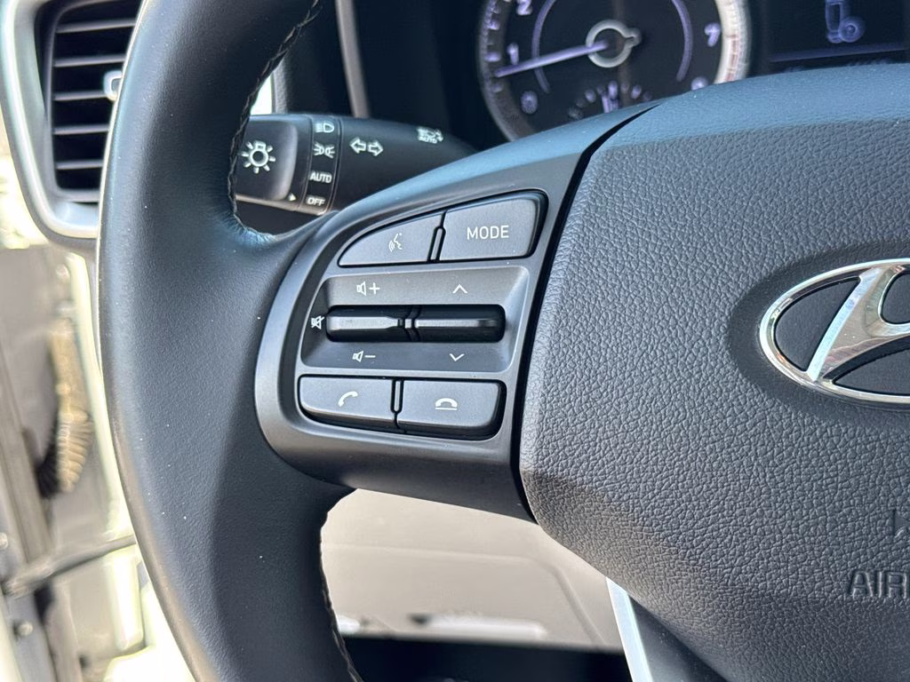 2020 Ceramic White Hyundai Venue SEL FWD SUV
