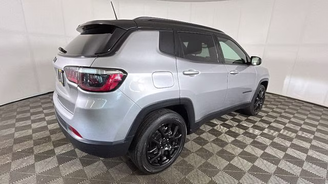 2022 Billet Silver Metallic Clearcoat Jeep Compass Latitude 4X4 SUV