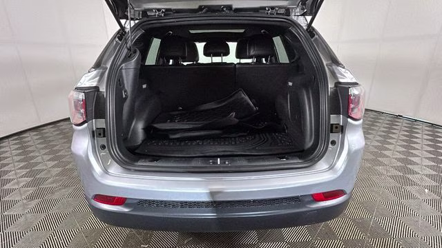 2022 Billet Silver Metallic Clearcoat Jeep Compass Latitude 4X4 SUV