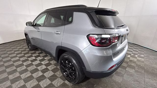 2022 Billet Silver Metallic Clearcoat Jeep Compass Latitude 4X4 SUV