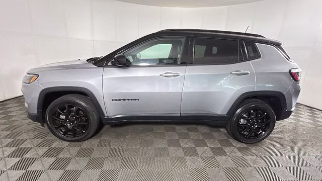 2022 Billet Silver Metallic Clearcoat Jeep Compass Latitude 4X4 SUV