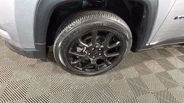 2022 Billet Silver Metallic Clearcoat Jeep Compass Latitude 4X4 SUV