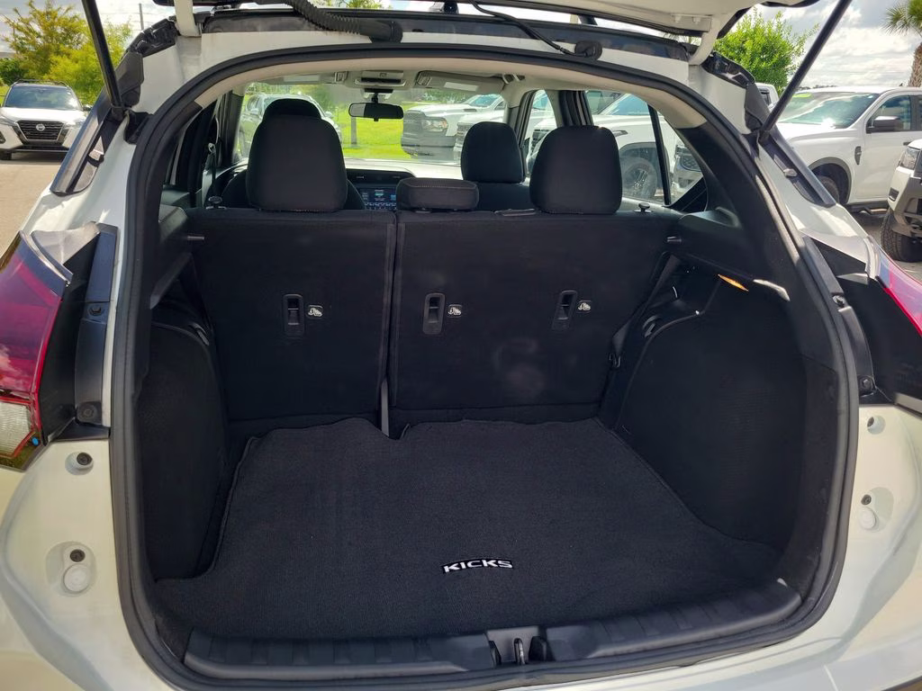 2024 Aspen White/Super Black Nissan Kicks SR FWD SUV