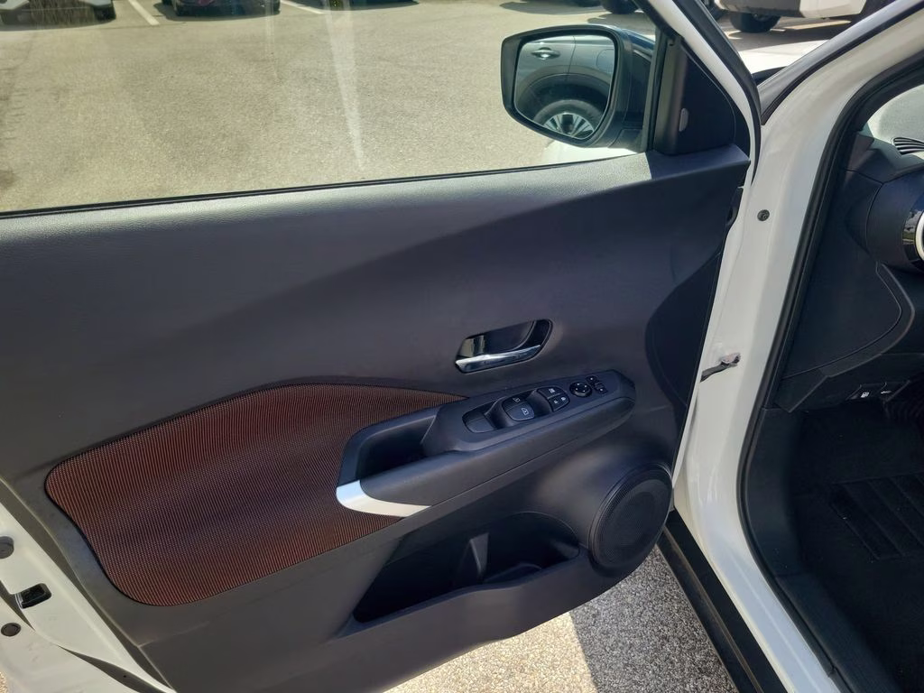 2024 Aspen White/Super Black Nissan Kicks SR FWD SUV