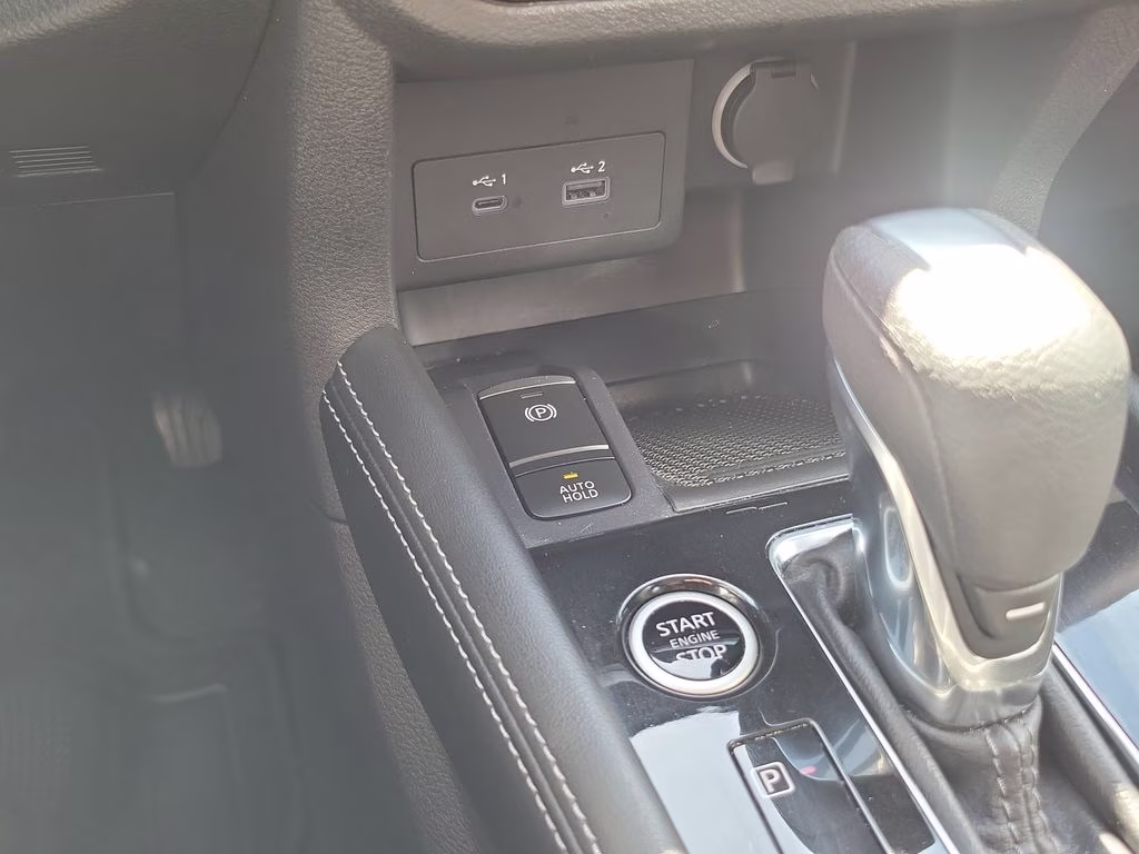 2024 Aspen White/Super Black Nissan Kicks SR FWD SUV