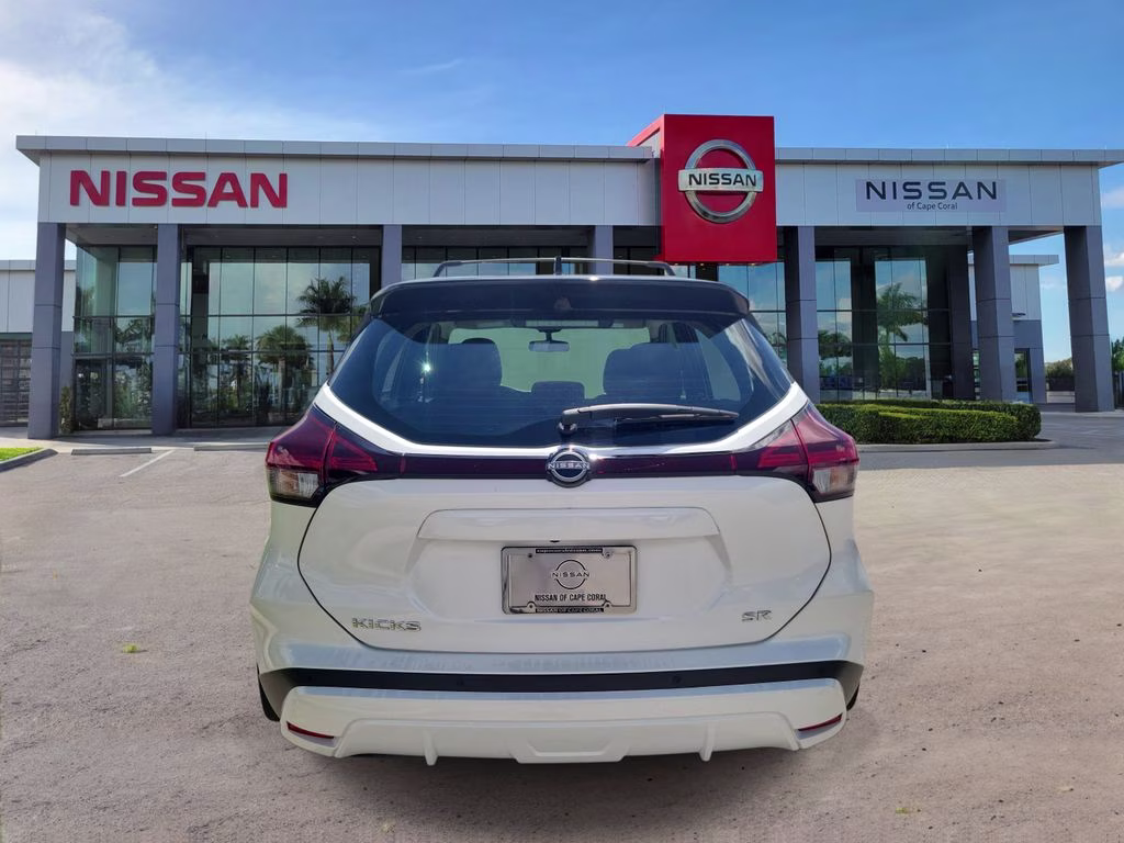 2024 Aspen White/Super Black Nissan Kicks SR FWD SUV