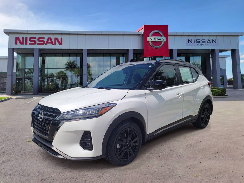 2024 Aspen White/Super Black Nissan Kicks SR FWD SUV