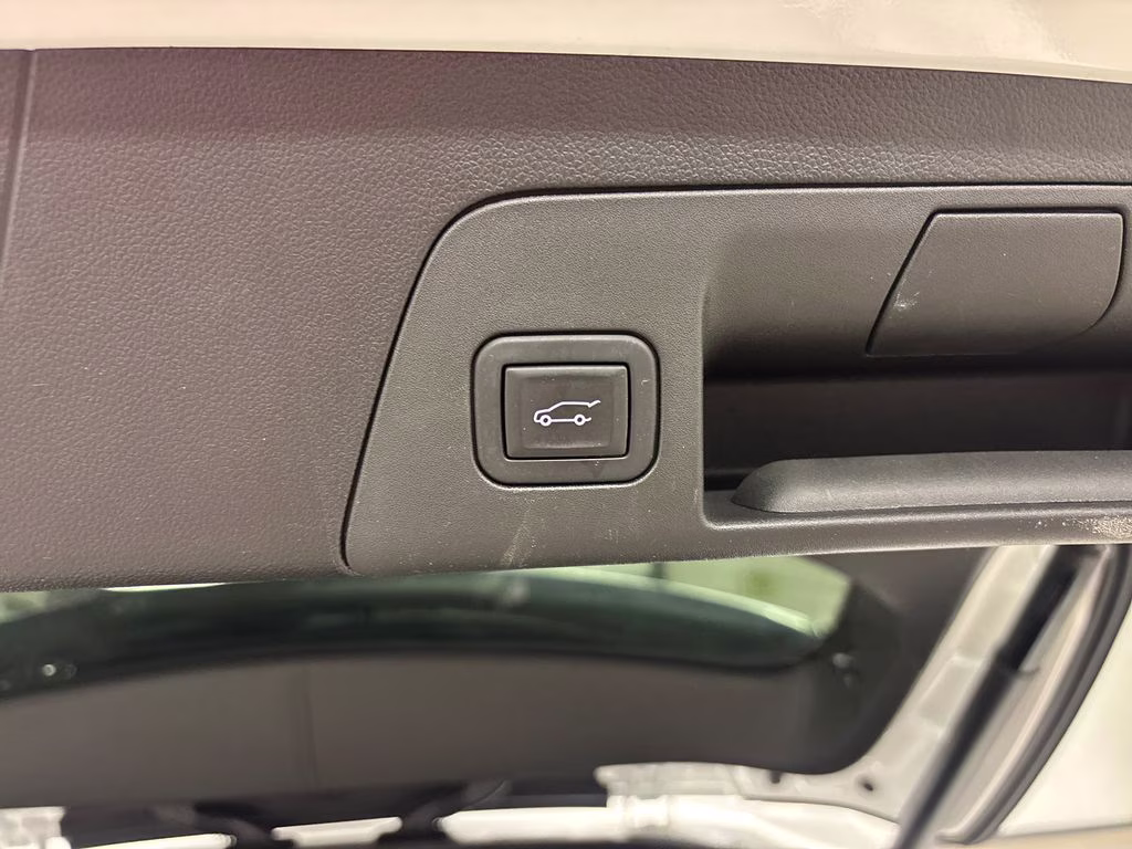 2023 White Frost Tricoat Buick Envision Essence FWD SUV