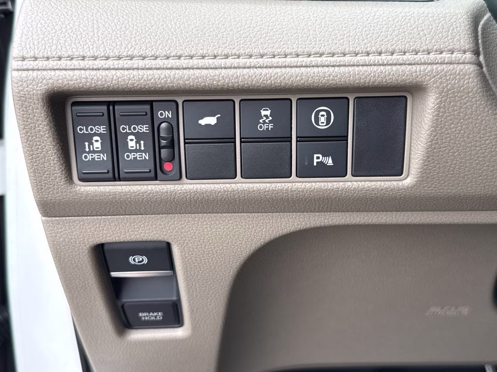 2024 Platinum White Pearl Honda Odyssey Touring FWD Van