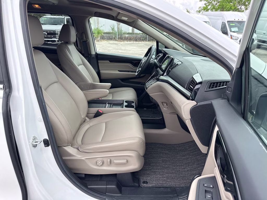 2024 Platinum White Pearl Honda Odyssey Touring FWD Van