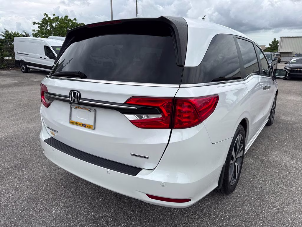 2024 Platinum White Pearl Honda Odyssey Touring FWD Van
