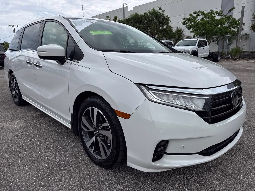2024 Platinum White Pearl Honda Odyssey Touring FWD Van