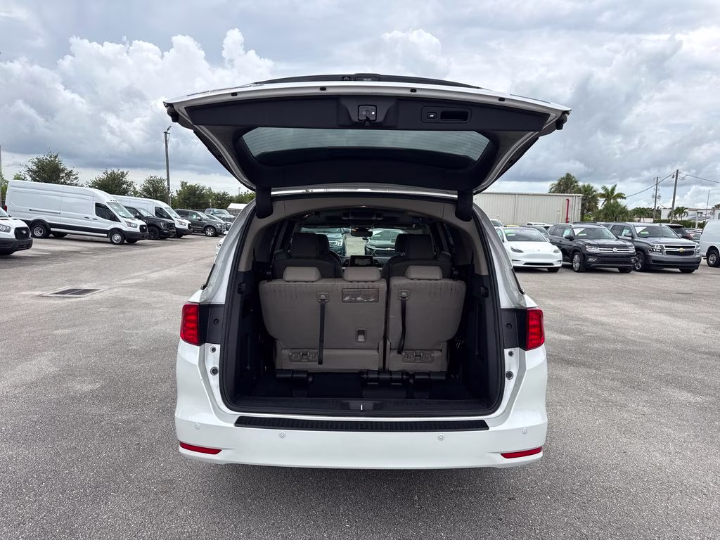 2024 Platinum White Pearl Honda Odyssey Touring FWD Van