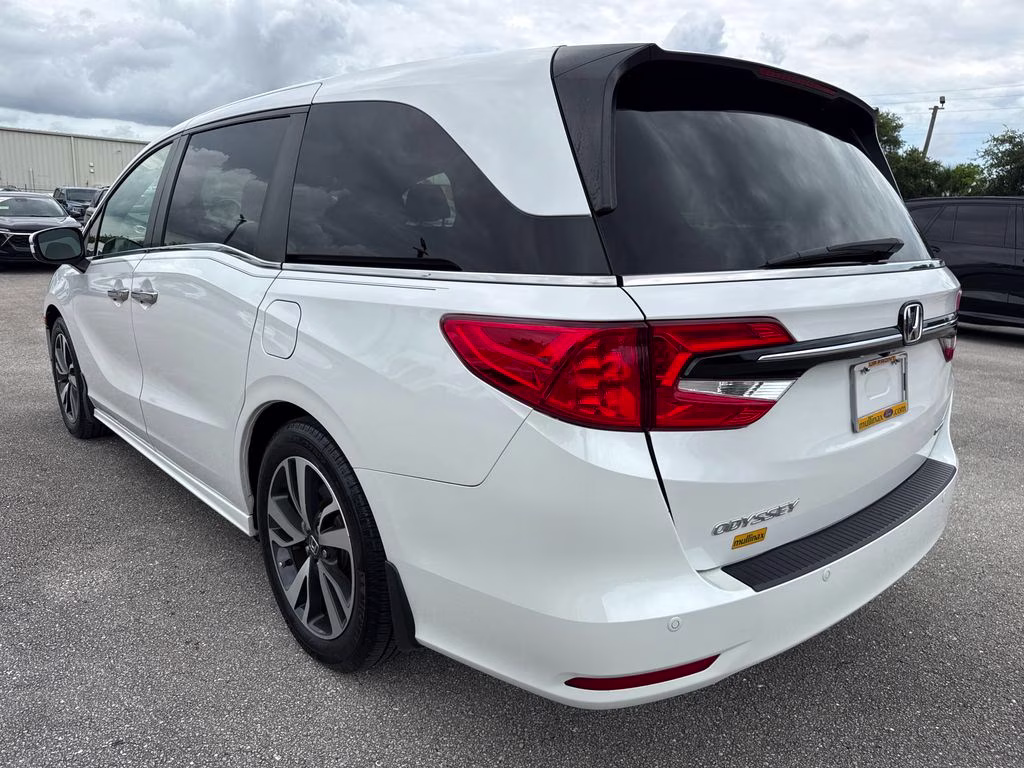 2024 Platinum White Pearl Honda Odyssey Touring FWD Van