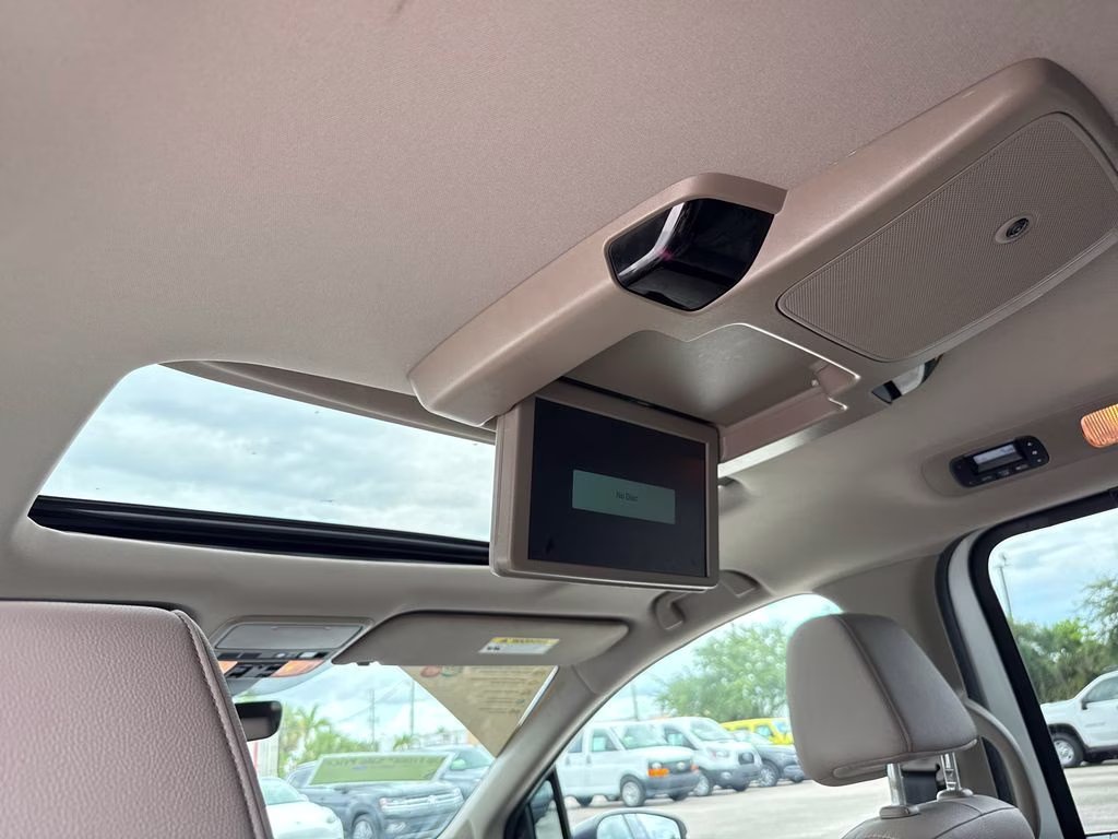 2024 Platinum White Pearl Honda Odyssey Touring FWD Van