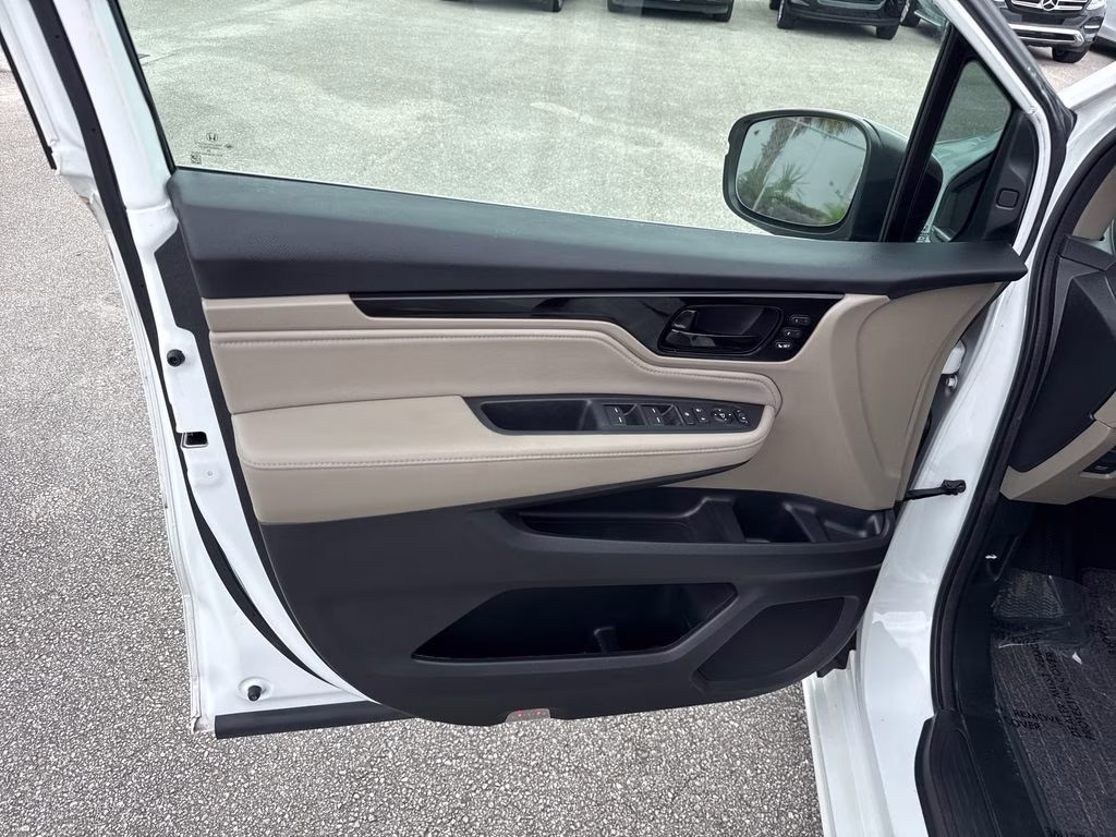 2024 Platinum White Pearl Honda Odyssey Touring FWD Van