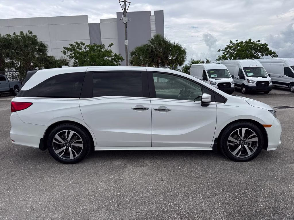 2024 Platinum White Pearl Honda Odyssey Touring FWD Van