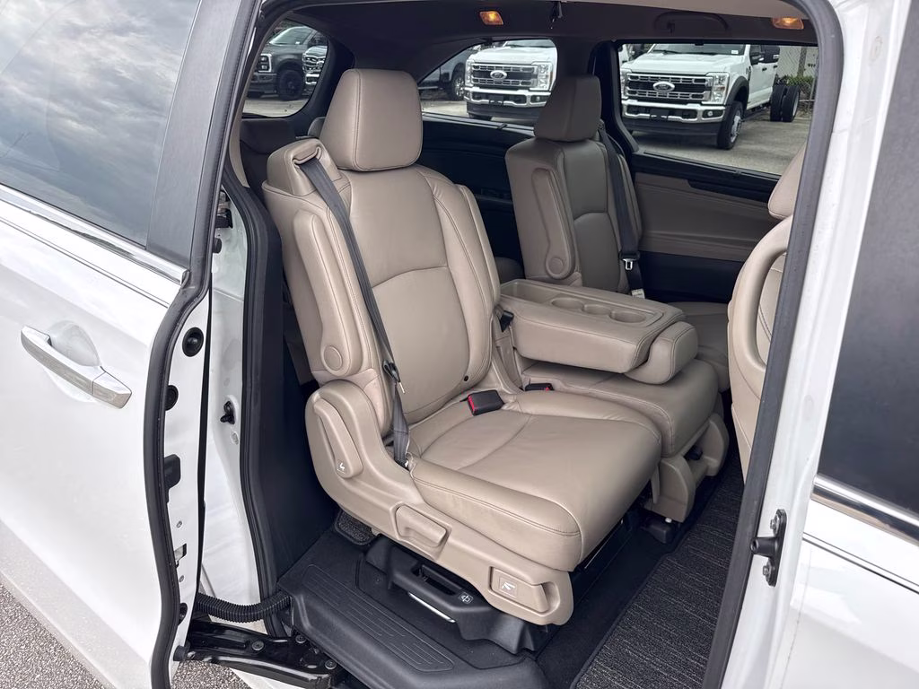 2024 Platinum White Pearl Honda Odyssey Touring FWD Van