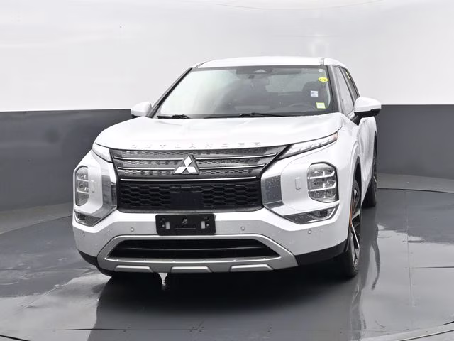 2023 White Mitsubishi Outlander SE Special Edition 4X4 SUV