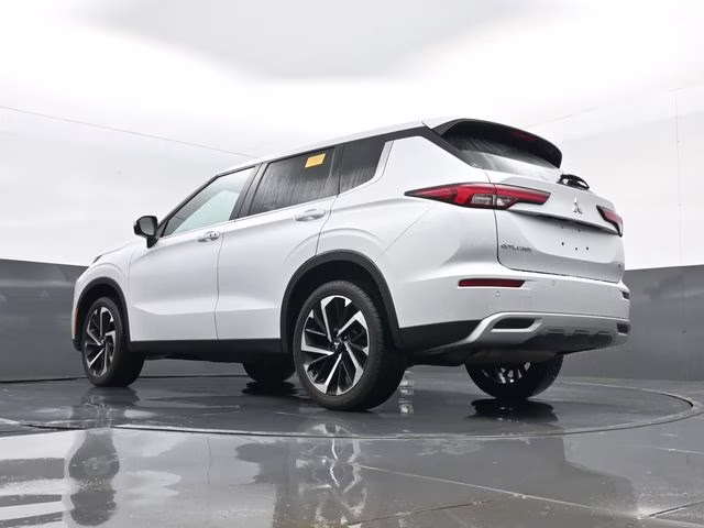 2023 White Mitsubishi Outlander SE Special Edition 4X4 SUV