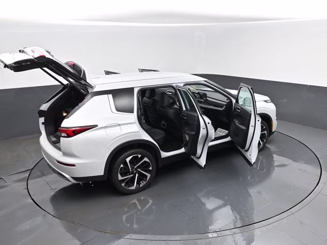 2023 White Mitsubishi Outlander SE Special Edition 4X4 SUV