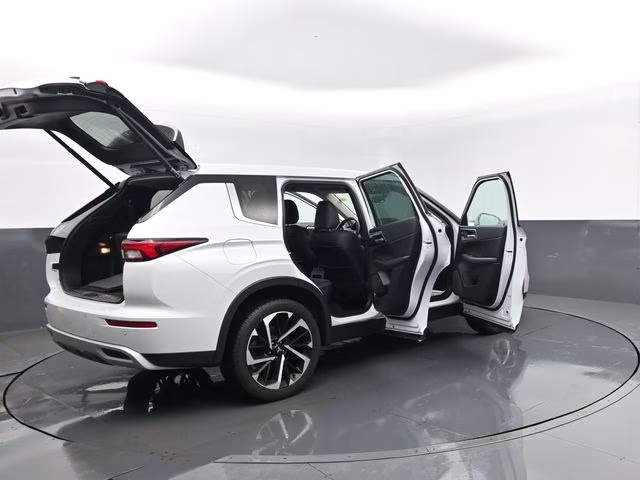 2023 White Mitsubishi Outlander SE Special Edition 4X4 SUV