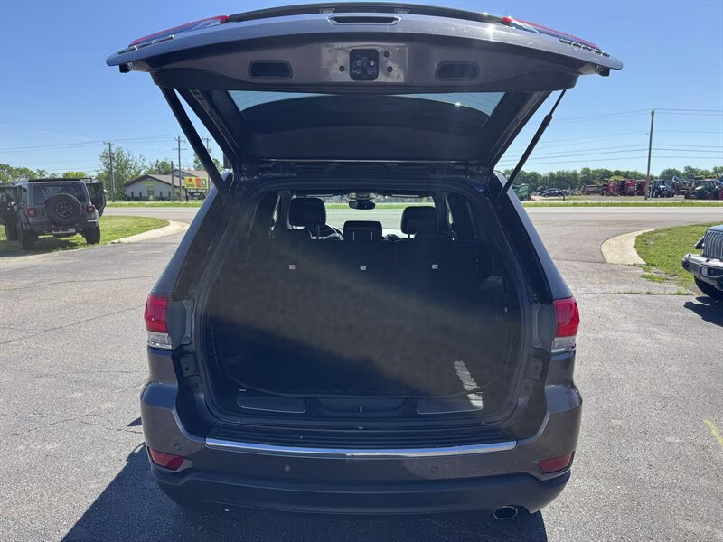 2018 Granite Crystal Metallic Clear Coat Jeep Grand Cherokee Limited 4X4 SUV