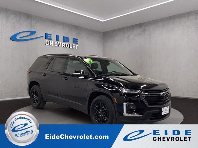 2022 Mosaic Black Metallic Chevrolet Traverse LT AWD SUV