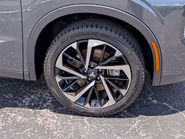 2024 Graphite Gray Mitsubishi Outlander SE FWD SUV