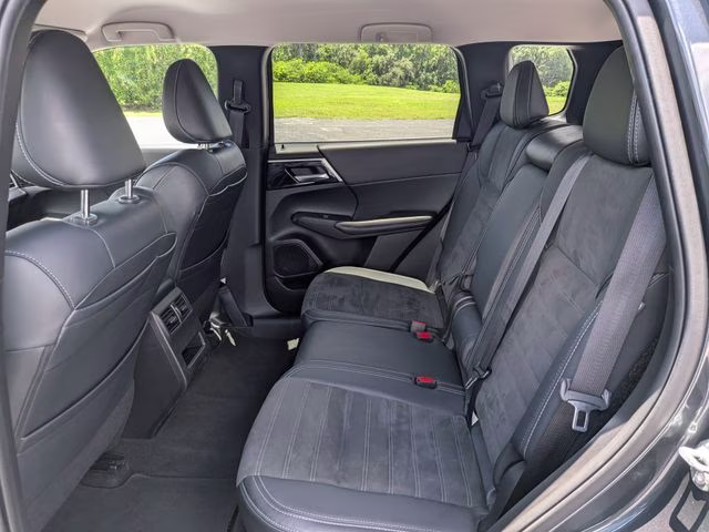 2024 Graphite Gray Mitsubishi Outlander SE FWD SUV