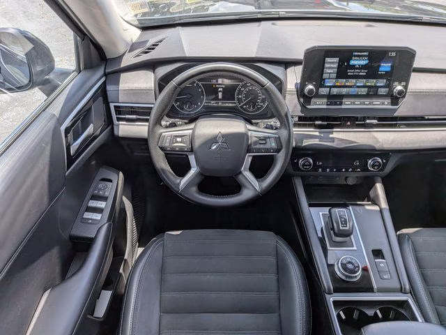 2024 Graphite Gray Mitsubishi Outlander SE FWD SUV