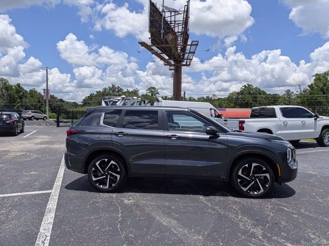 2024 Graphite Gray Mitsubishi Outlander SE FWD SUV
