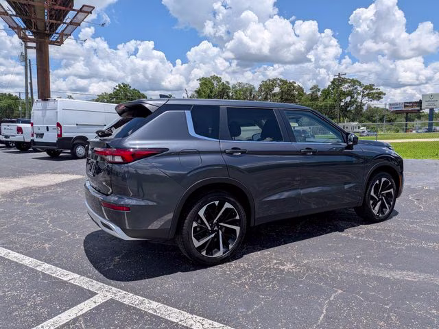 2024 Graphite Gray Mitsubishi Outlander SE FWD SUV