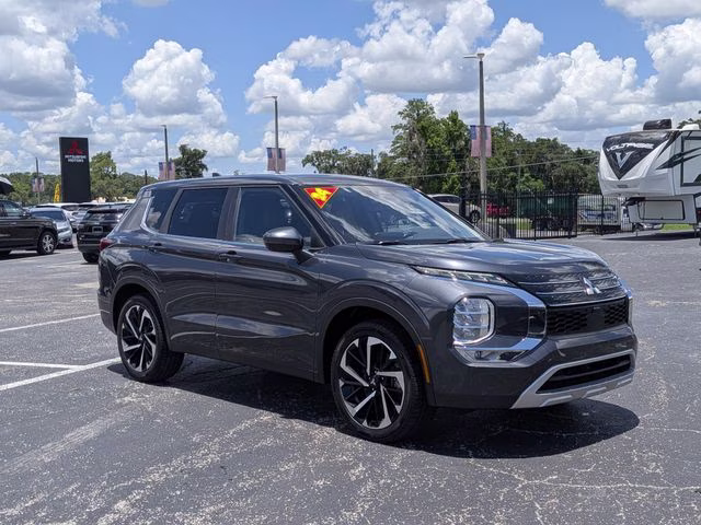 2024 Graphite Gray Mitsubishi Outlander SE FWD SUV