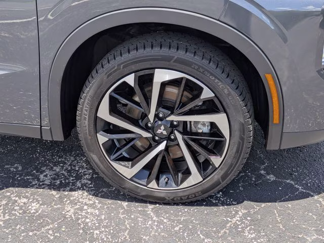 2024 Graphite Gray Mitsubishi Outlander SE FWD SUV