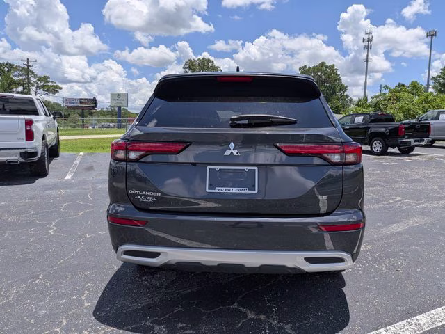 2024 Graphite Gray Mitsubishi Outlander SE FWD SUV